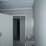 Module sanitaire professionnel 24 m² avec douches et WC multiples