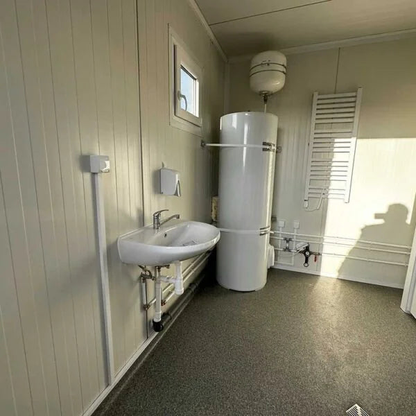 Unité sanitaire mobile d’occasion 14.8 m² avec 6 douches et sanitaires intégrés