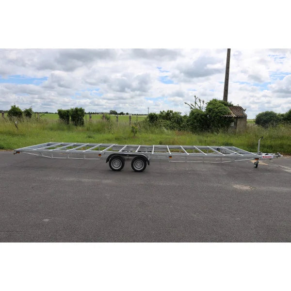 Robuster dreiachsiger Anhänger für Tiny House 8,40m x 2,44m