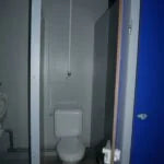 Module sanitaire professionnel 24 m² avec douches et WC multiples – photo 2